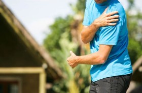 وداعاً لآلام الكتف الحادة.. علاجات جديدة وتدخل جراحي أقل