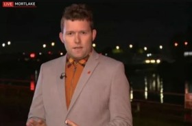 مراسل «بي بي سي» يتعرض للسرقة على الهواء 