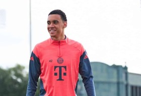 موسيالا يرتدي القميص  رقم 10 مع بايرن ميونخ