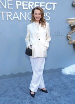 الممثلة السويدية لينا أولين لدى حضورها حفل السجادة الحمراء للموسم الثاني من مسلسل «تسعة غرباء مثاليين»  في بيفرلي هيلز. (ا ف ب)