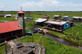 قرية عائمة في فنزويلا تشهد موتاً بطيئاً