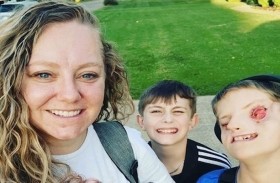 تشارك قصة طفلها الذي ولد بلا عينين