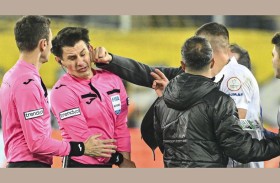 لكمة على وجه حكم تؤجل مباريات الدوري التركي 