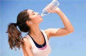 ماذا يحصل في الجسم عند شرب كمية قليلة من الماء في الجو الحار