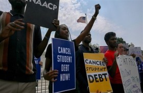 إلغاء شطب ديون الطلاب يحيي الجدل بشأن كلفة التعليم العالي في الولايات المتحدة 