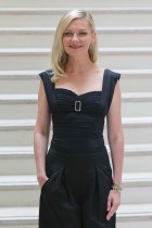 الممثلة الألمانية الأمريكية كيرستن دانست لدى وصولها إلى عرض أزياء شانيل لخريف وشتاء 2025-2026 في باريس. ا ف ب