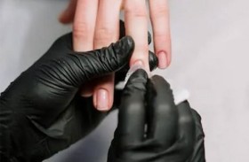 دخلت صالون التجميل للاعتناء بأظافرها.. فطلبوا الإسعاف