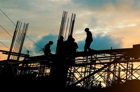 دائرة البلديات والنقل ممثلة ببلدية مدينة أبوظبي توعي شركات البناء بمتطلبات السلامة والصحة المهنية