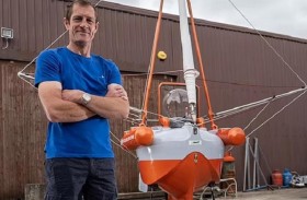 يخطط للإبحار عبر الأطلسي بأصغر قارب في العالم