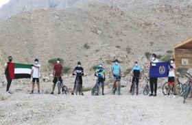 فريق شرطة أبوظبي للمغامرات يجتاز جبل حفيت بالدراجات الهوائية