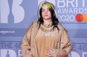 بيلي إيليش ترد على الساخرين من لون شعرها