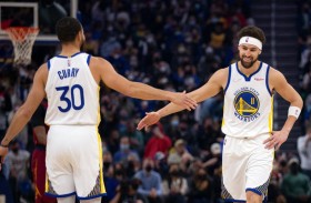 ووريرز يحتفل بعودة تومسون بعد غياب 31 شهرًا