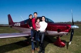 هندي يجول أوروبا بطائرته التي صنعها