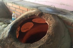 التنور الطيني.. حرارة الخبز وشتاء الذكريات في سوريا