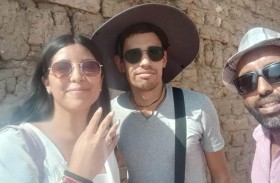 سائح يخطب صديقته أمام معبد رمسيس الثاني