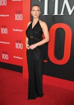 الممثلة الأمريكية سكارليت جوهانسون لدى حضورها حفل تايم 100 لعام 2025 في مركز لينكولن للجاز بنيويورك.  (ا ف ب)