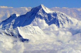 نجاة 350 سائحاً من عاصفة مميتة ضربت إيفرست