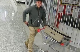 جميعها للقدم اليمنى.. يسرق عشرات الأحذية من متجر