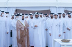 حاكم الشارقة ينثر بذور المرحلة الأولى لمزرعة القمح في منطقة مليحة