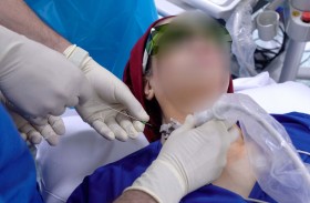 مدينة الشيخ خليفة الطبية تجري عمليات استئصال للعقيدات الدرقية بالليزر