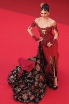 الممثلة الإندونيسية سينتا لورا كيهل لدى حضورها عرض فيلم «إدينجتون» في الدورة 78 من مهرجان كان السينمائي. ا ف ب