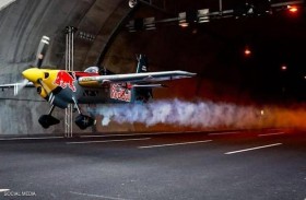 طائرة تحلق داخل النفق