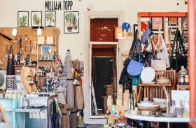 تعثر على حقيبتها المسروقة معروضة للبيع 