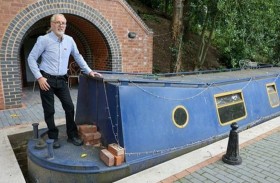 ينفق 40 ألف دولار لتحويل قارب لمسبح   