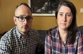 يحتفظان برفات طفلهما المتوفى في الثلاجة