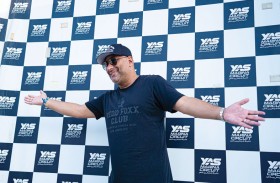 نجم الكوميديا الكندي راسل بيترز يستمتع بالمعالم السياحية والمرافق الترفيهية التي تحتضنها جزيرة ياس