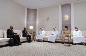 منصور بن محمد يستقبل وزيراً في مكتب رئيس الوزراء السنغافوري ويبحثان تجربة الإمارات في مكافحة كوفيد- 19