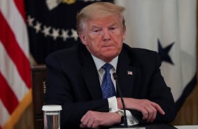 تساؤلات حول وضع ترامب قناعا خلال زيارته مصنعا لفورد   