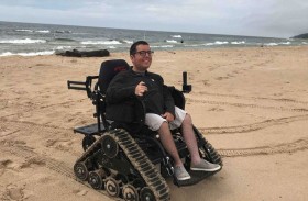 يتحدى إعاقته ويصبح مصدر إلهام للمسافرين 