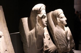 زعمت أنها ملعونة.. سائحة تُعيد أحجاراً أثرية مسروقة