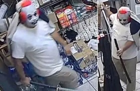 مهرج يسطو على متجر