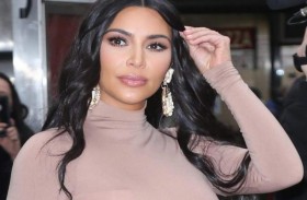 كيم كارداشيان تستجم في رحلة عائلية