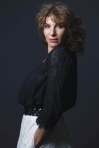 الممثلة الفرنسية آن ديبيتريني خلال جلسة تصوير في معرض سان جيرمان دي بري للكتاب في باريس. ا ف ب