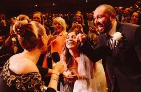 أديل فوجئت بتواجد عروسين بحفلها 