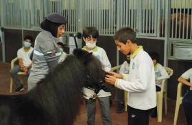 طلاب مدارس يزورون اسطبلات فرسان شرطة أبوظبي