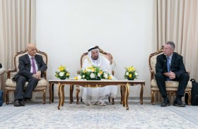 حاكم الشارقة يستقبل وفدا من جامعة إكستر البريطانية