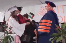 طلّاب أمريكيون يسلّمون العميد أعلام فلسطين 