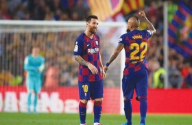 فيدال: أعتقد أن ميسي سيبقى في برشلونة