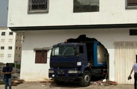 شاحنة نفايات تقتحم منزلا 
