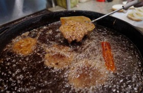 مطعم يستخدم زيت القلي ذاته منذ 100 عام