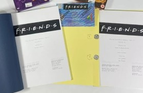 نصوص «فريندز» تباع بآلاف الدولارات بعد العثور عليها في النفايات