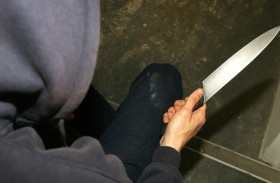 طالب يطعن معلمة في وجهها