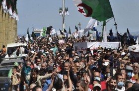 «الأغلبية الصامتة» رهان السلطة والمترشحين بالجزائر..فمن هي؟