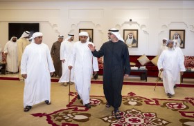 خالد بن محمد بن زايد يُقدم واجب العزاء في وفاة سعيد عامر النيادي