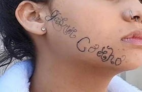 يخطف حبيبته السابقة ويشِم اسمه على وجهها