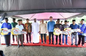 ملك ماليزيا يسلم مفاتيح المنازل للمستفيدين من مشروع السلطان عبدالله السكني بتمويل من الإمارات